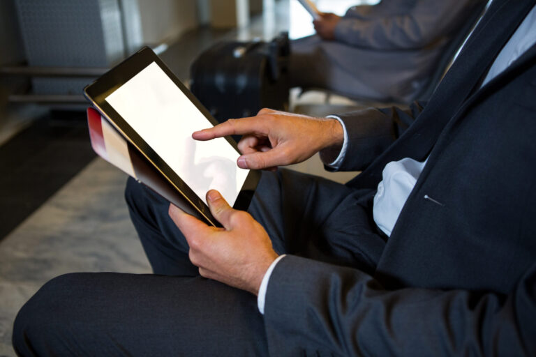Emigrante revisando su visado aprobado para España en tablet
